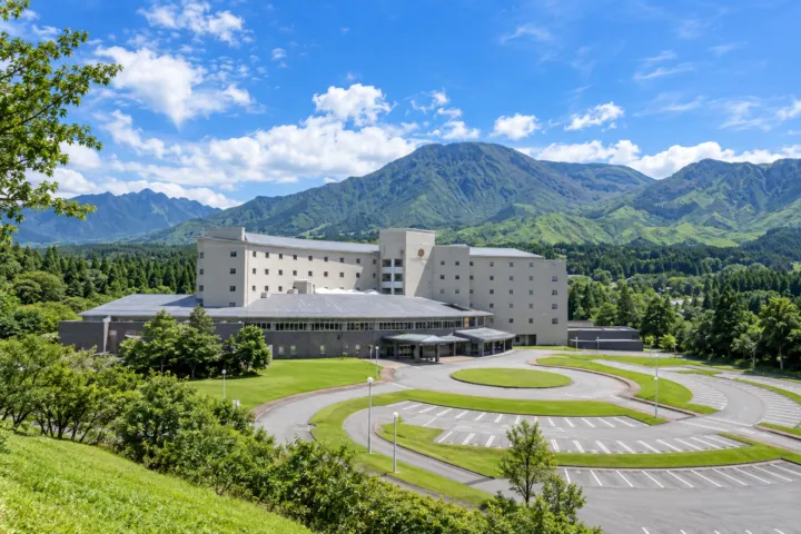 亀の井ホテル 阿蘇の阿蘇の山並みを背にした建物外観