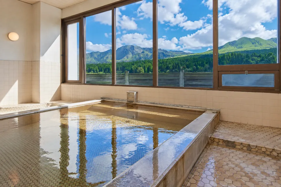 亀の井ホテル 阿蘇 パークリゾートの山並みを望む展望浴場