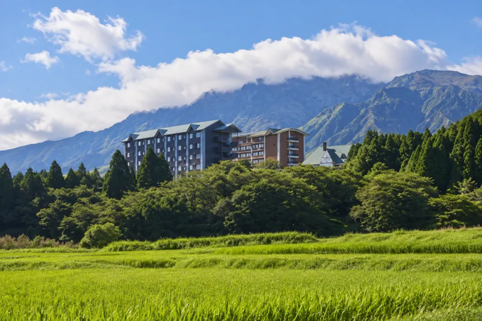 亀の井ホテル 阿蘇 パークリゾートの阿蘇の山並みを背にした外観