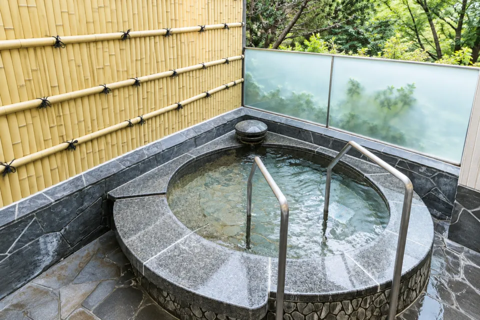 亀の井ホテル 彦根の貸切風呂の露天浴槽