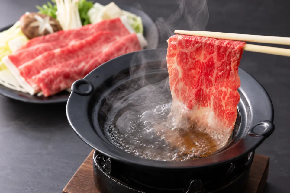 亀の井ホテル 彦根の鍋で火を通す近江牛