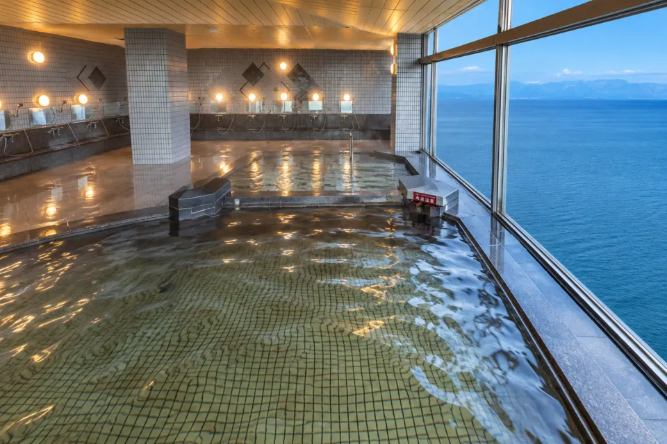 亀の井ホテル 彦根の琵琶湖を望む展望大浴場