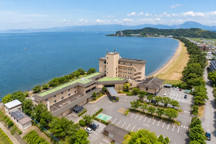 亀の井ホテル 彦根の琵琶湖畔に建つホテルの外観