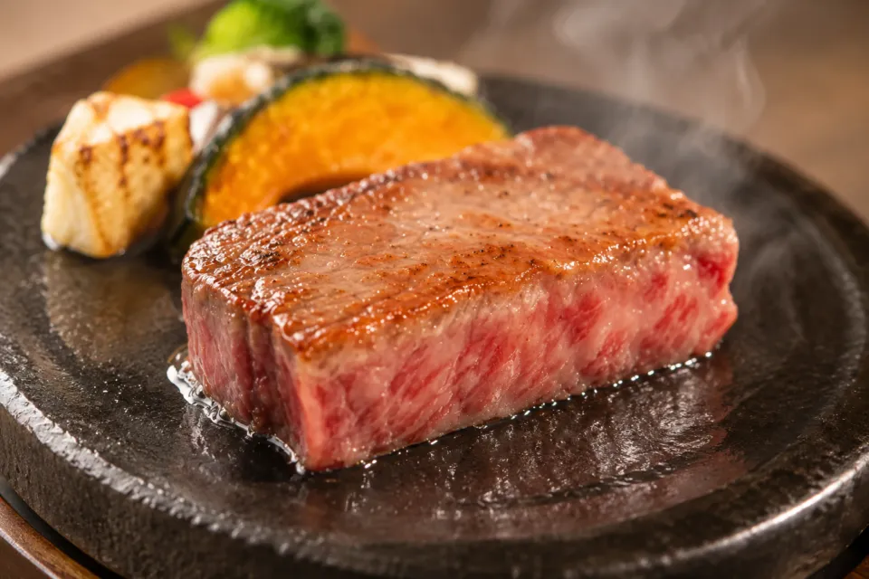 亀の井ホテル 一関の石板に盛られた牛肉料理