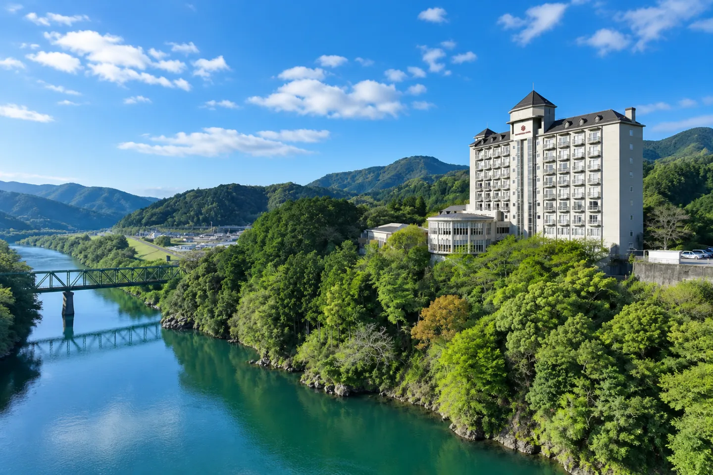 亀の井ホテル 高知の仁淀川沿いの建物外観