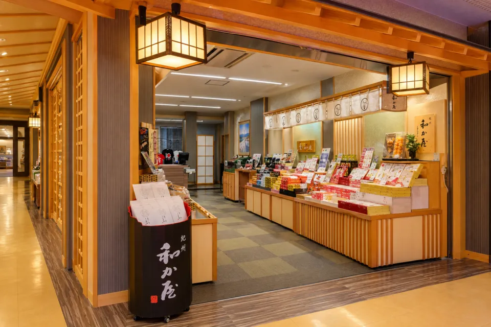 亀の井ホテル 那智勝浦の土産品を並べた売店