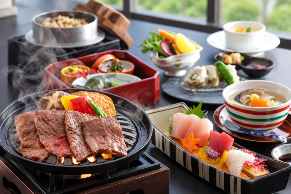 亀の井ホテル 那智勝浦の熊野牛の炙り焼きと刺身を含む秋の会席