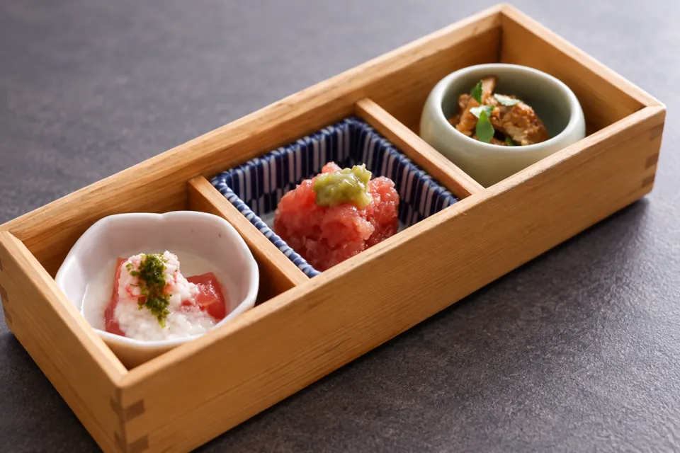 亀の井ホテル 那智勝浦の三種類のまぐろ料理を盛り付けた朝食