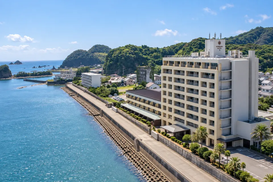 亀の井ホテル 那智勝浦の海辺に建つホテルの外観