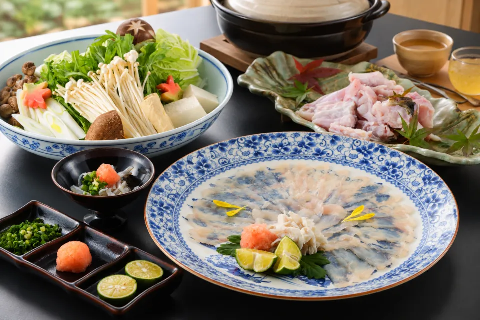 山荘 神和苑のふぐ刺しと鍋具材の料理
