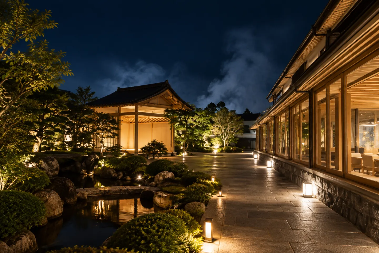 山荘 神和苑の夜の庭園と宿泊棟の外観