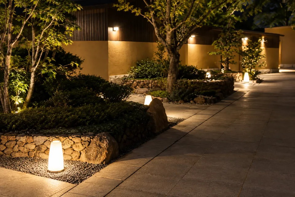 山荘 神和苑の夜の照明に包まれた庭園通路