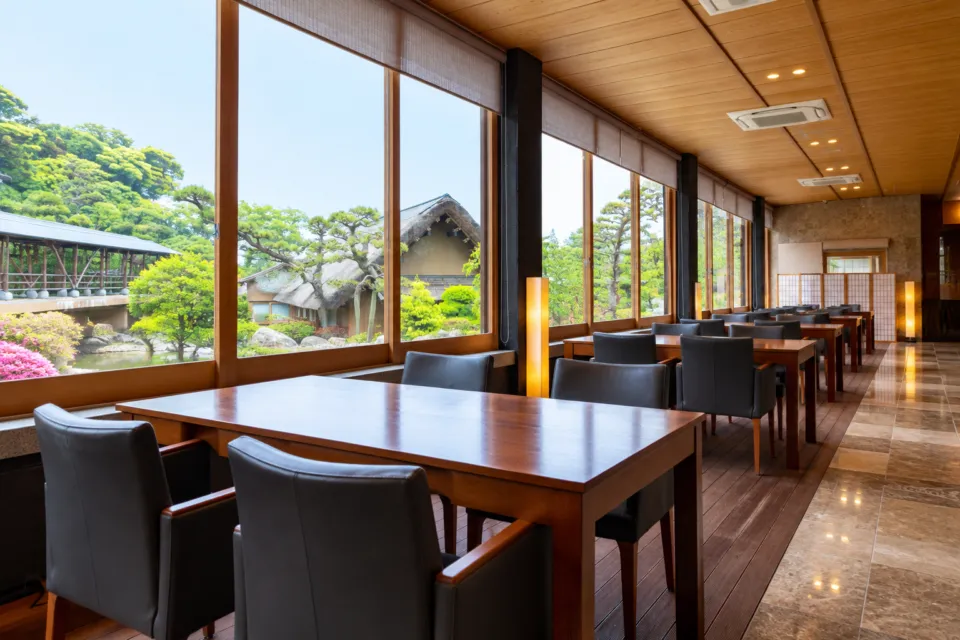 山荘 神和苑の庭園を望む食事処