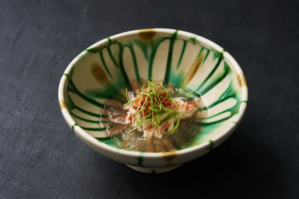 歓宿縁 ESHIKOTOの緑の模様の器に盛った料理