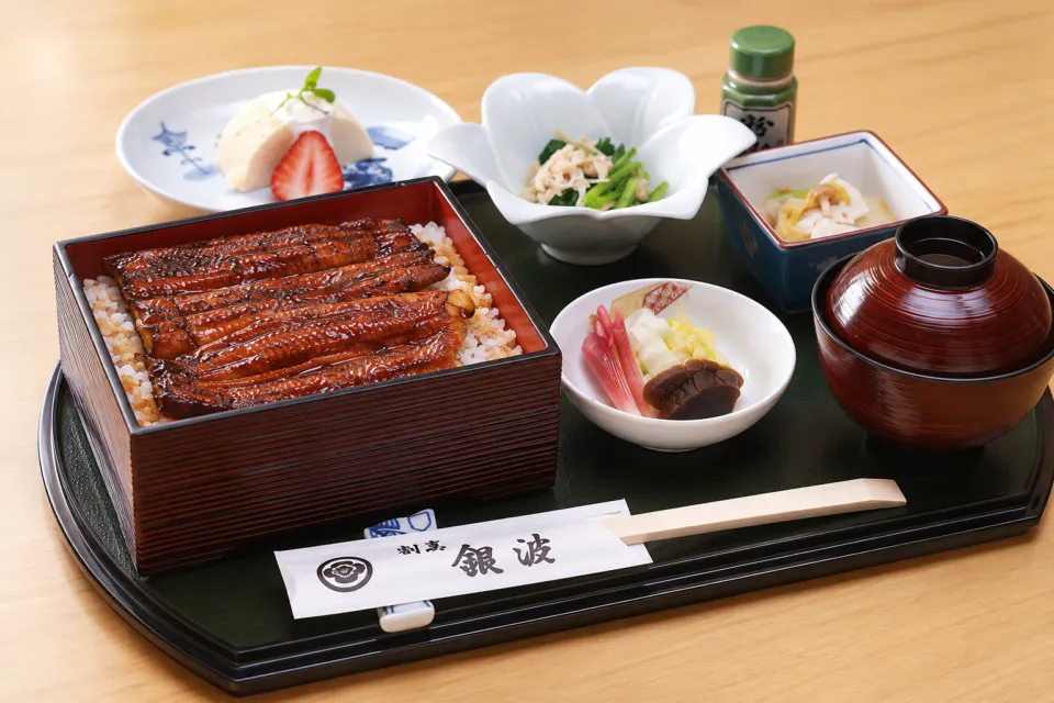 割烹 銀波のうな重と小鉢を組み合わせた昼の御膳