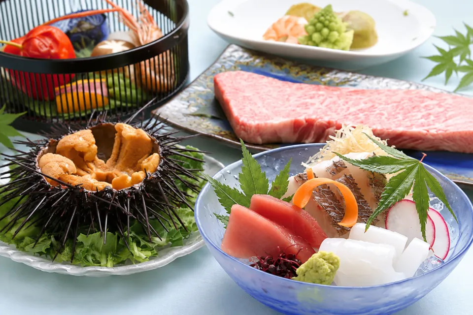 割烹 銀波の刺身とうに、和牛を組み合わせた料理