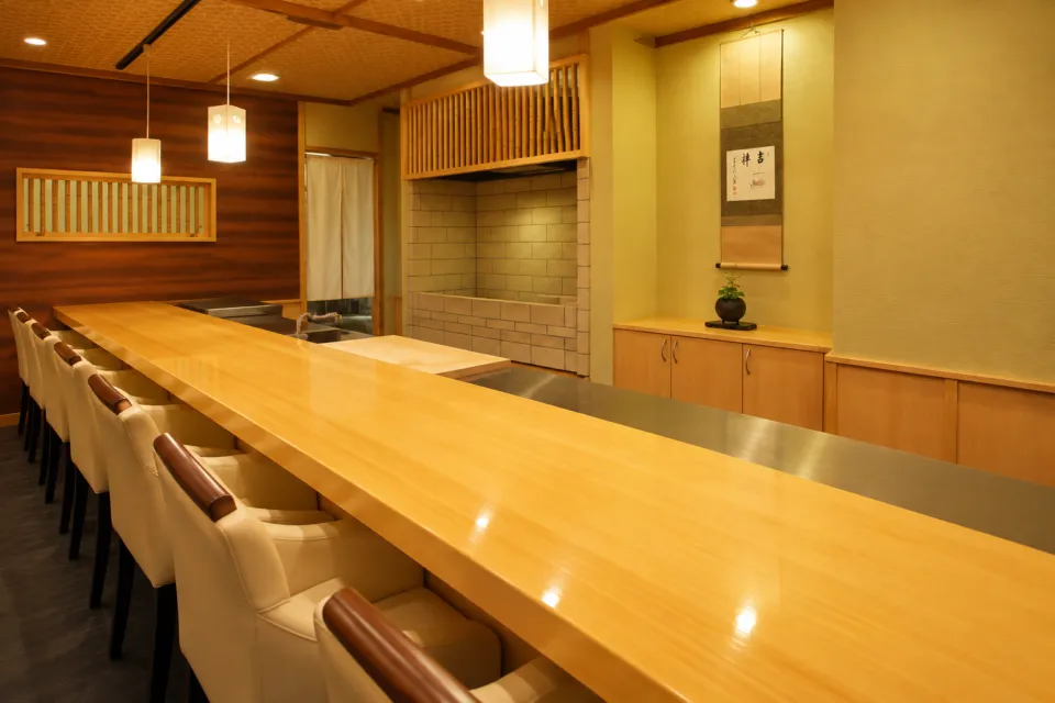 割烹 銀波の白木のカウンター席