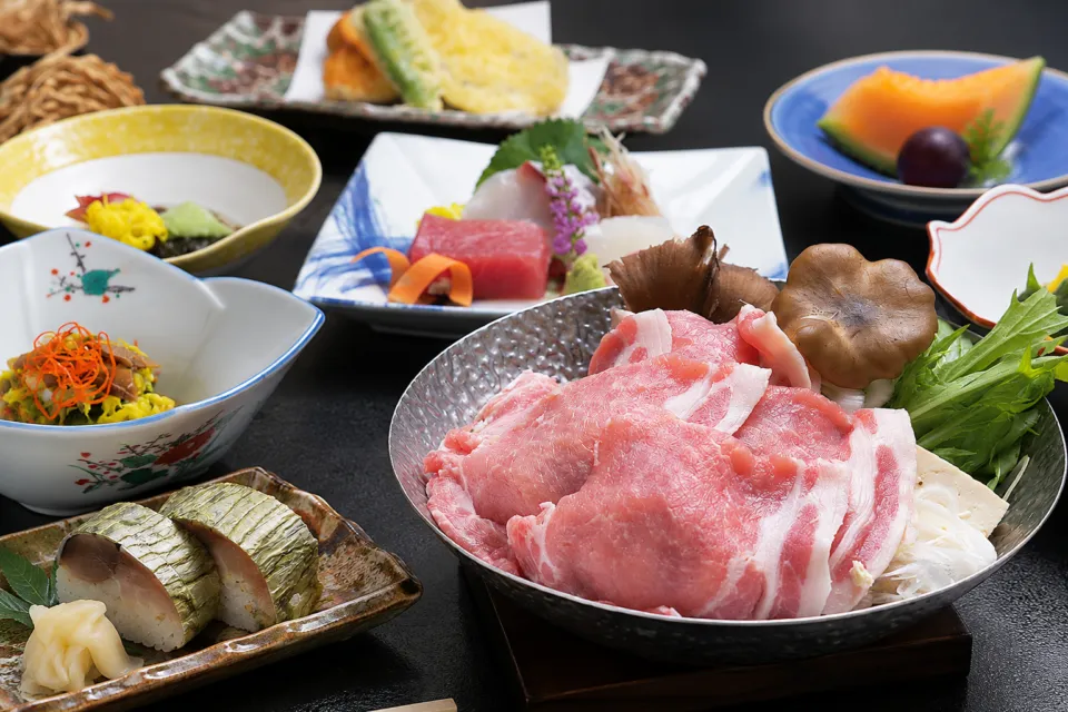 割烹 銀波の豚肉ときのこの鍋を含む宴会料理