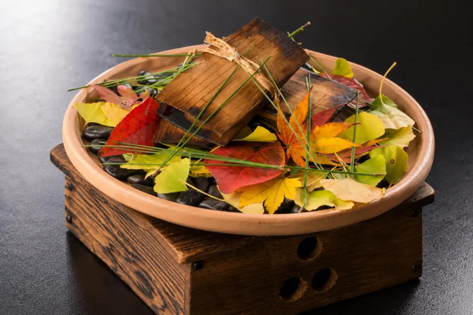 割烹 新多久の紅葉をあしらった季節料理