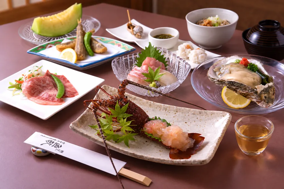 割烹 魚政の複数の料理が並ぶ食卓
