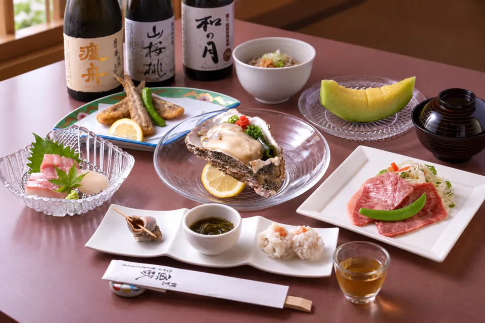 割烹 魚政の複数の料理が並ぶコースの食卓