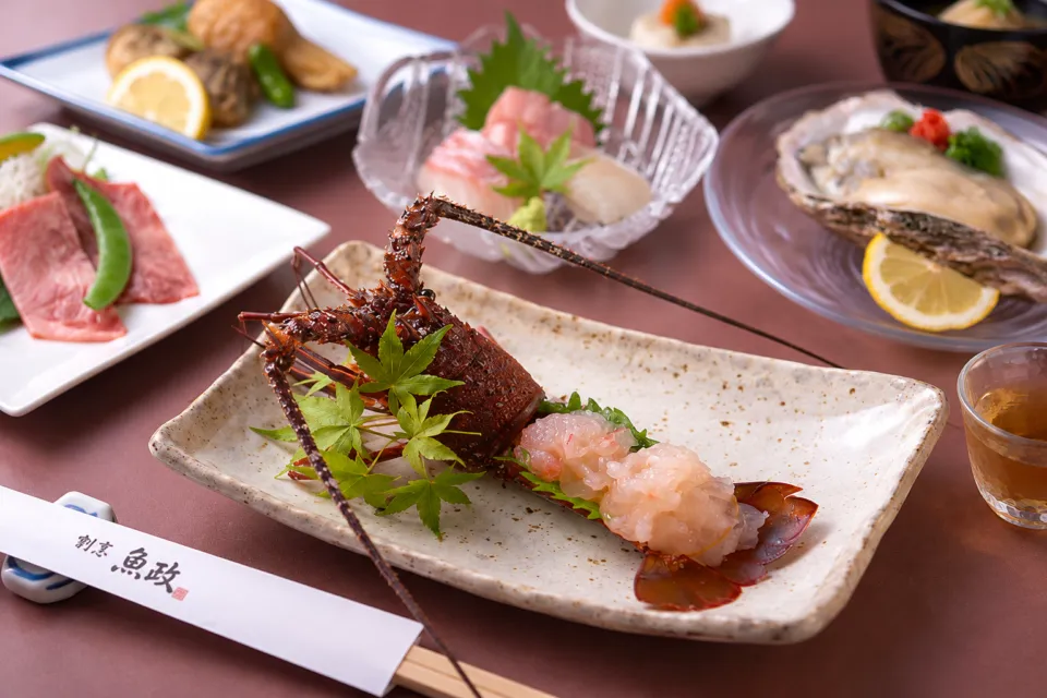 割烹 魚政の伊勢海老の刺身を含む料理