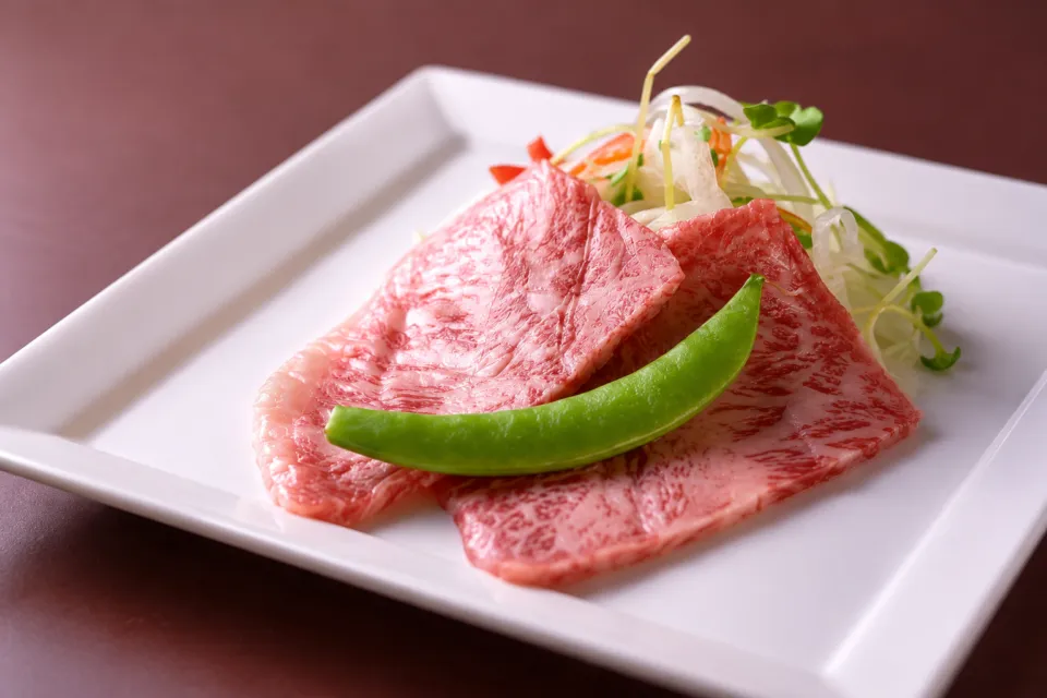 割烹 魚政の牛肉を盛り付けた皿