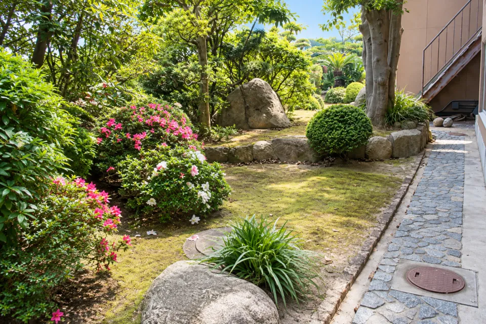 唐琴荘の石と植栽のある庭