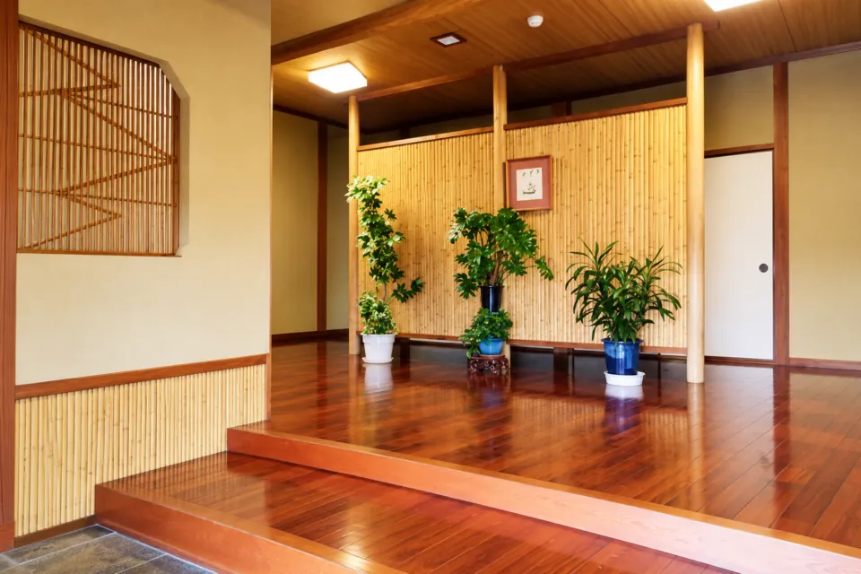 唐琴荘の花を飾った館内の一角