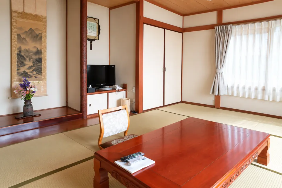 唐琴荘の窓とテレビを備えた和室