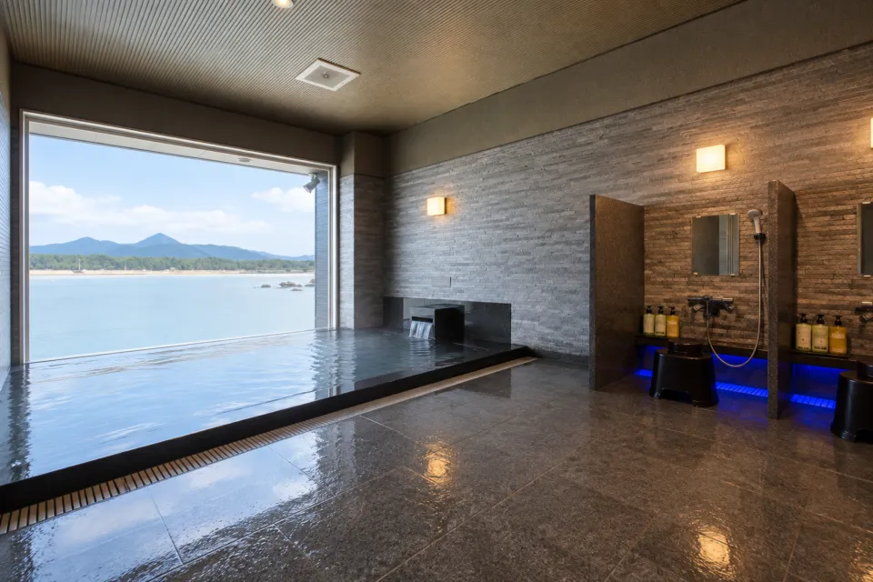 唐津第一ホテルリベールの川に面した窓のある展望浴場