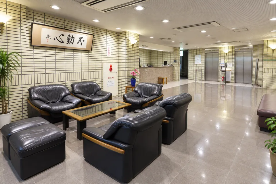 川越第一ホテルのソファを備えたロビー