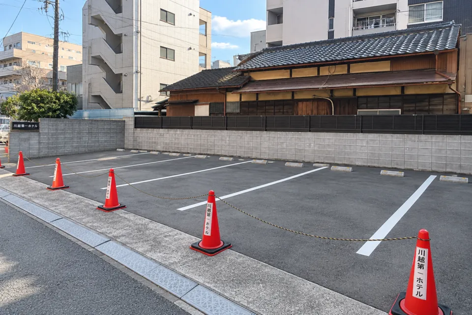 川越第一ホテルの屋外駐車場