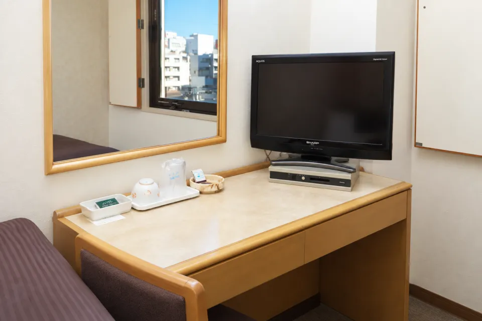 川越第一ホテルの客室のデスクとテレビ