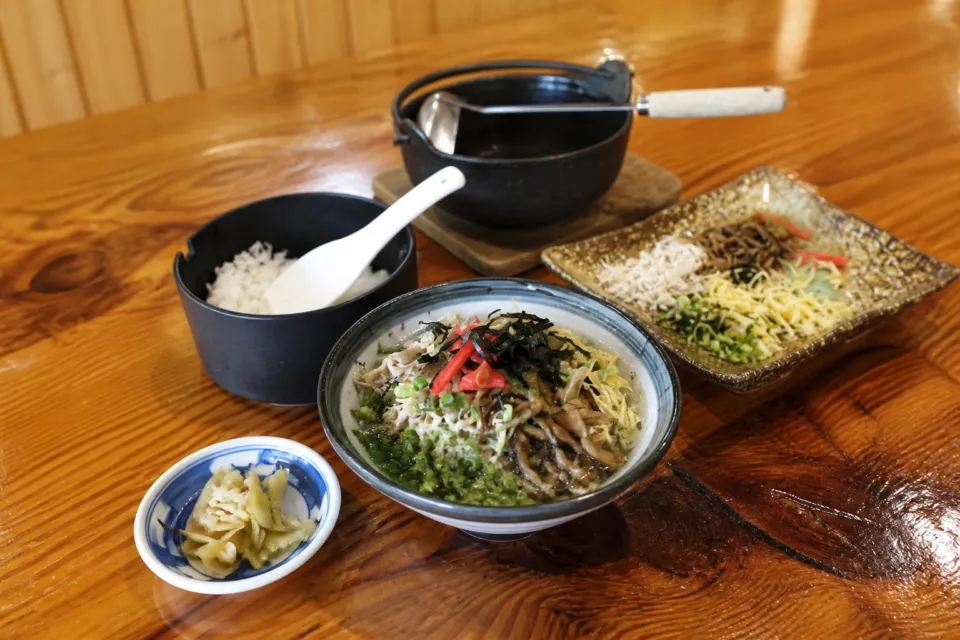 鶏飯の店 ひさ倉の鶏飯の具材、御飯、だしを三つの角度で見せる料理写真
