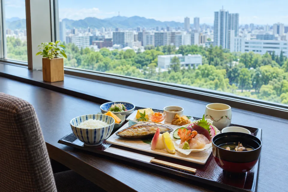 京王プラザホテル札幌の窓辺に並ぶ和食の朝食