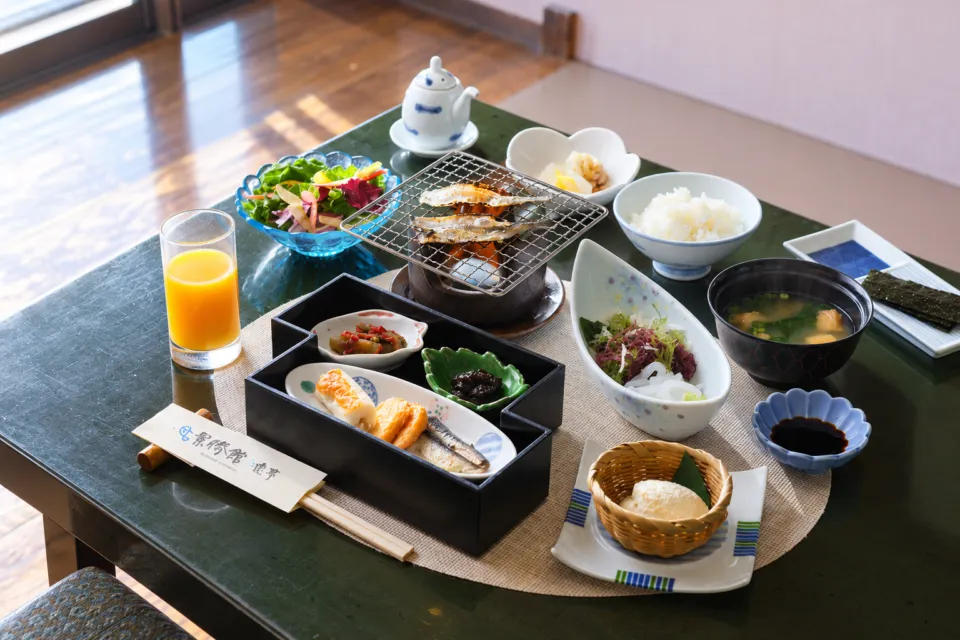 景勝館漣亭の朝食の配膳