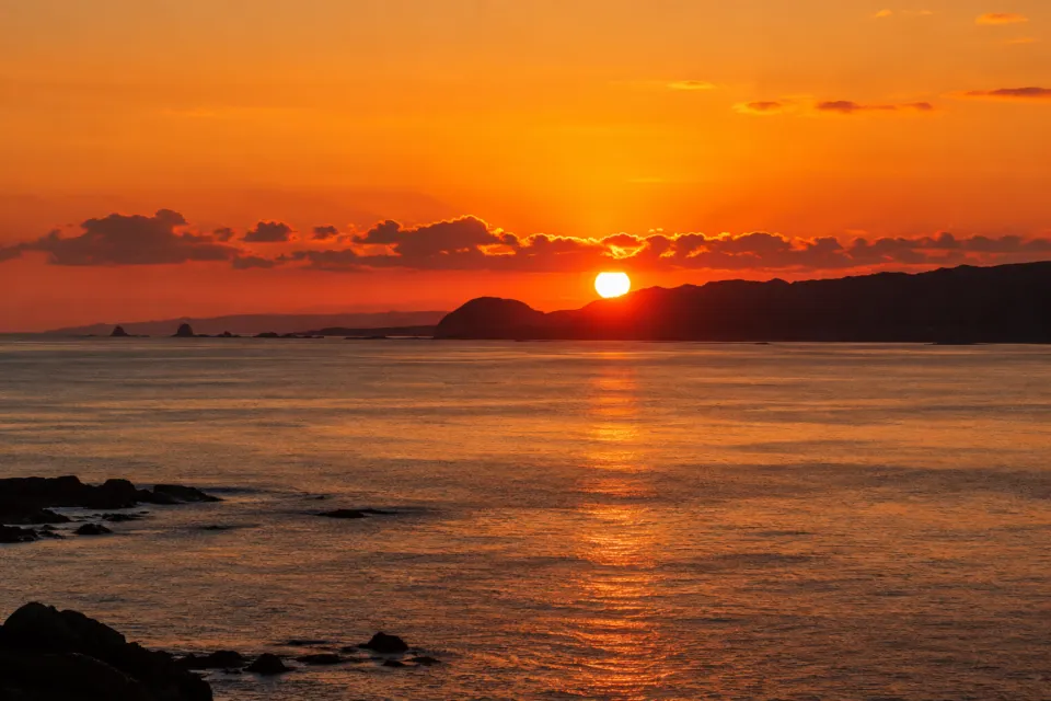 満ちてくる心の宿 吉夢の海上の夕景