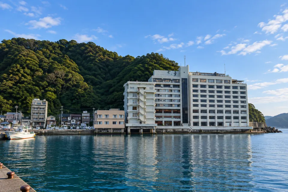満ちてくる心の宿 吉夢の海沿いの建物全景