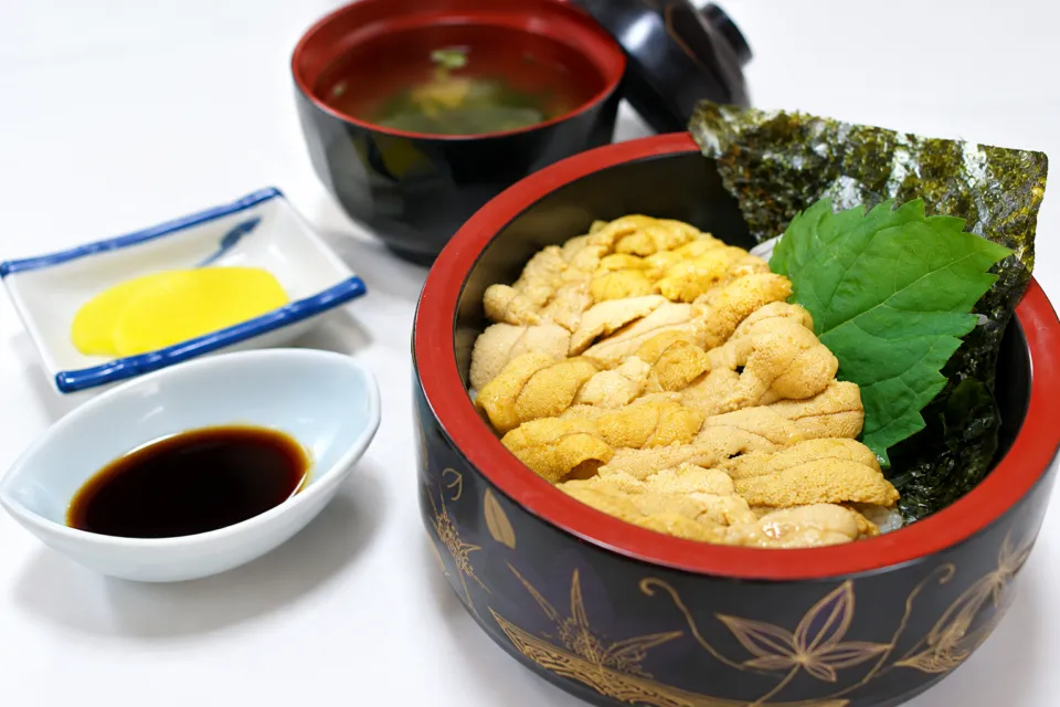 海鮮レストラン来萩のうにを盛り付けた丼