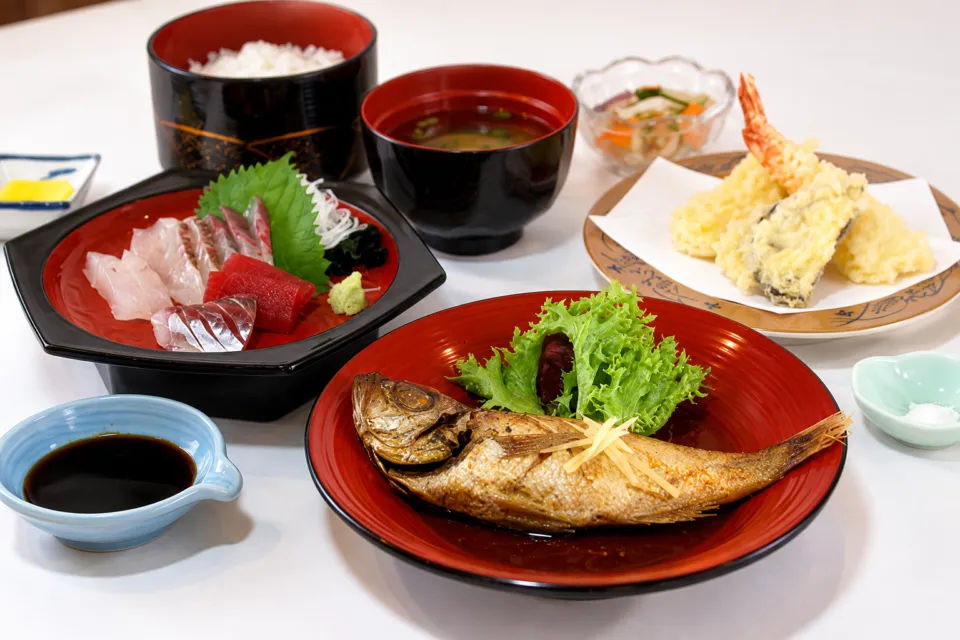 海鮮レストラン来萩の刺身と煮魚と天ぷらの定食