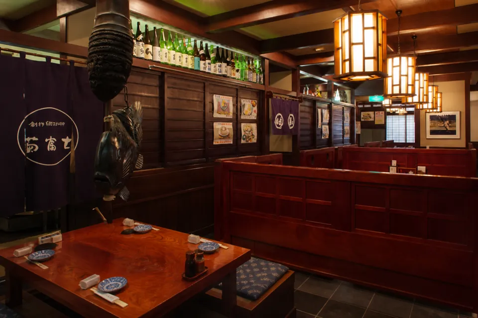 菊富士 本店の1階テーブル席