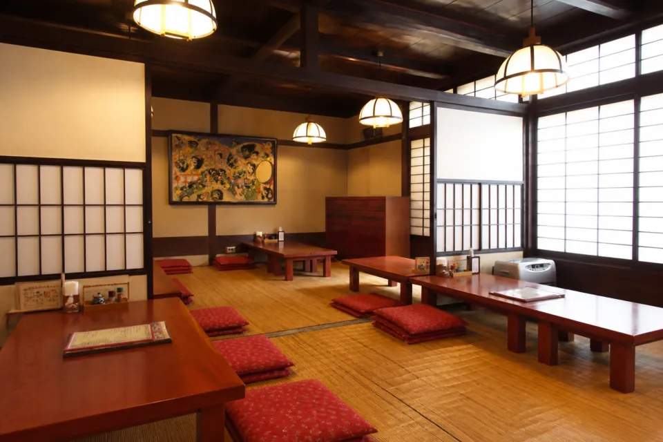 菊富士 本店の1階奥の座席
