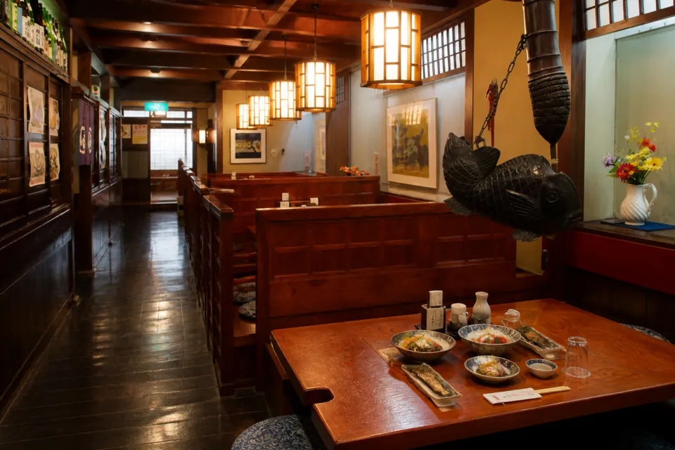 菊富士 本店の1階テーブル席と囲炉裏のある店内