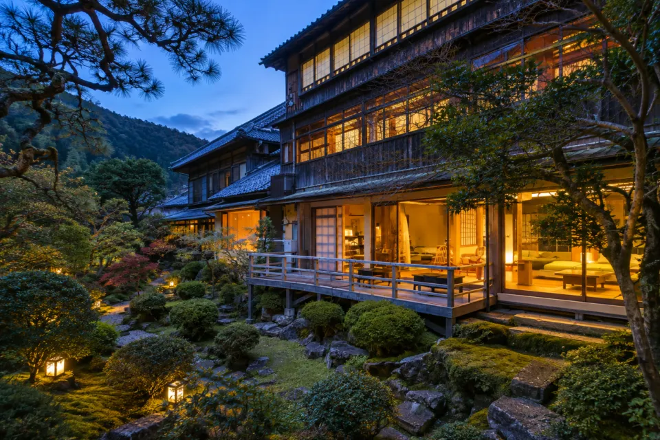 三木屋の日本庭園から望む木造建築
