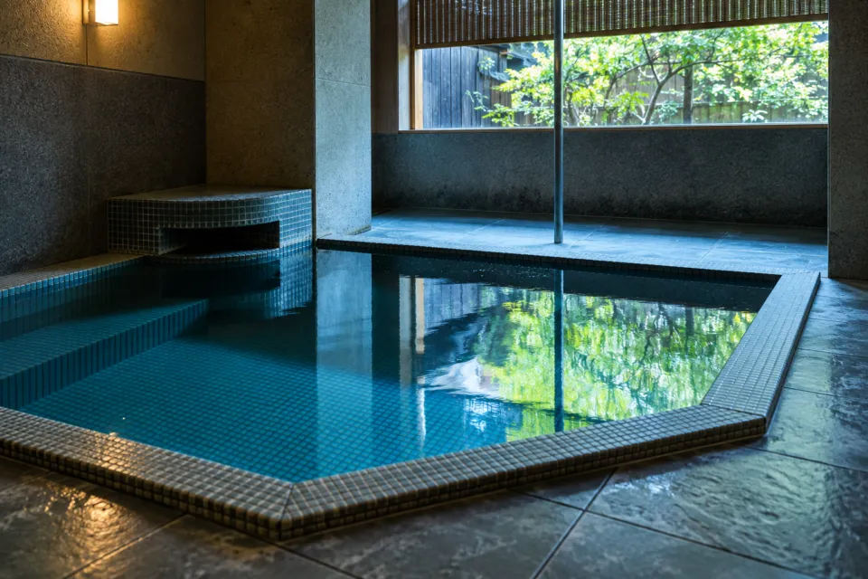 三木屋の静かな浴場と湯面