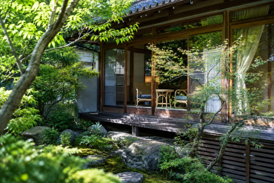 三木屋の日本庭園に面した縁側