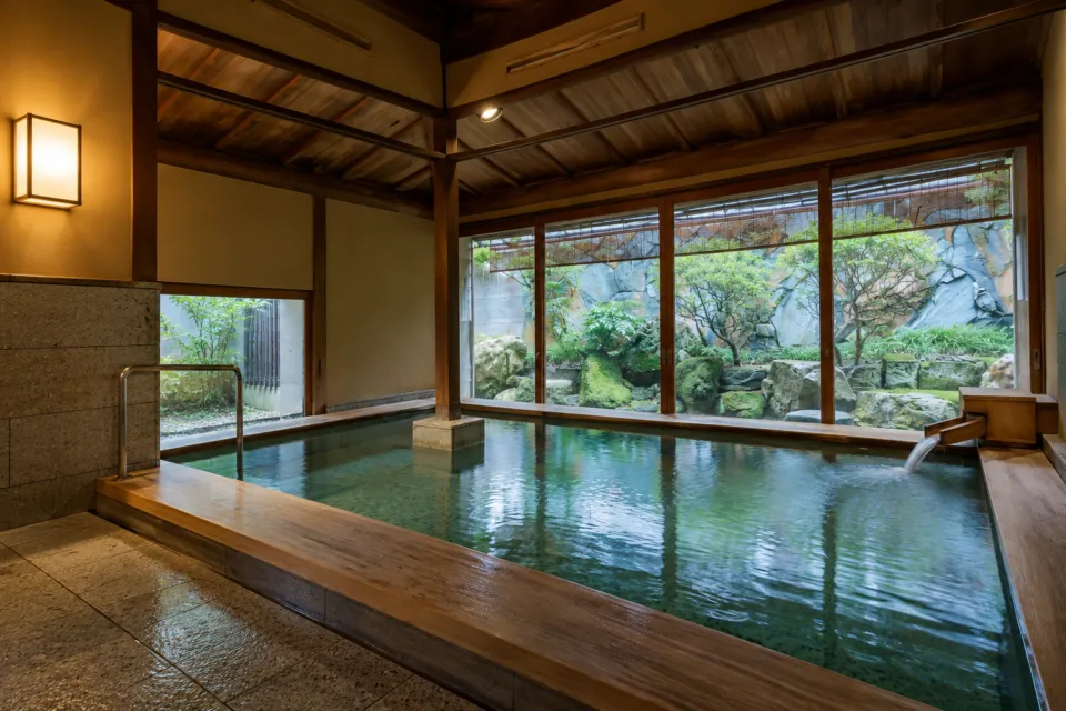 三木屋の庭を望む大浴場