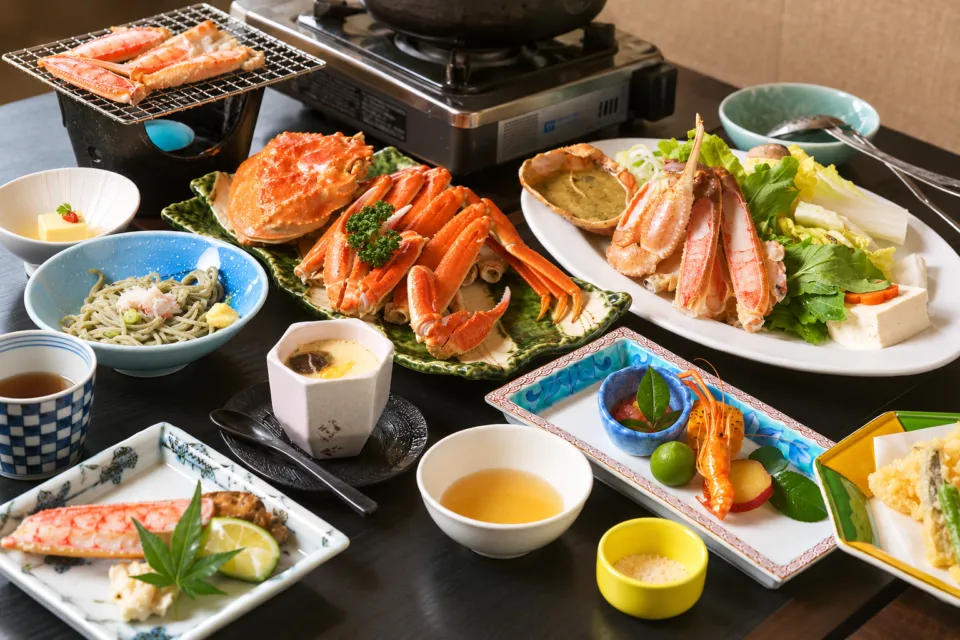 城崎温泉 しののめ荘のかにと小鉢を並べた料理