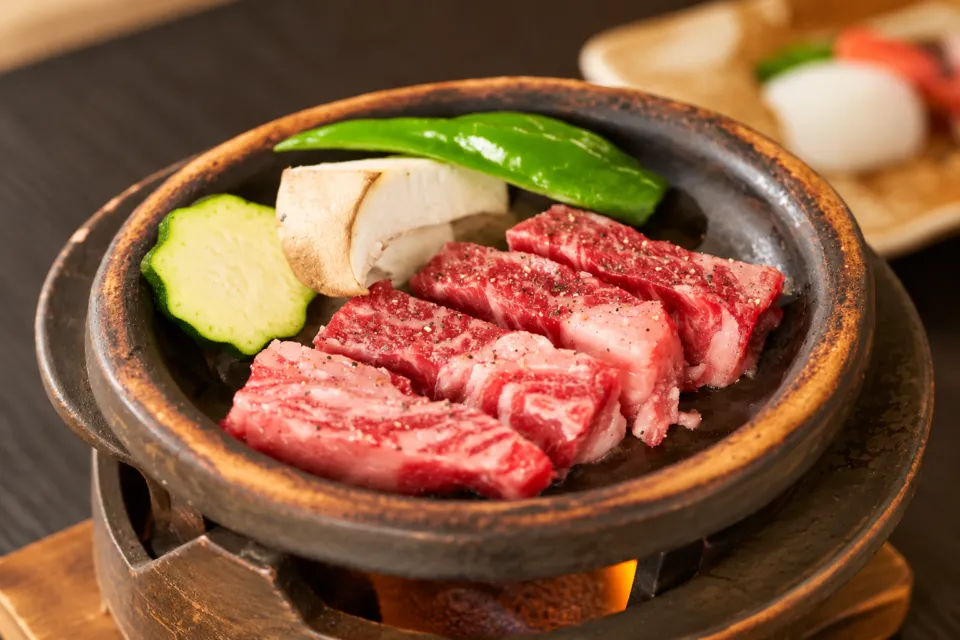 城崎温泉 しののめ荘の小鍋に盛り付けた牛肉と野菜